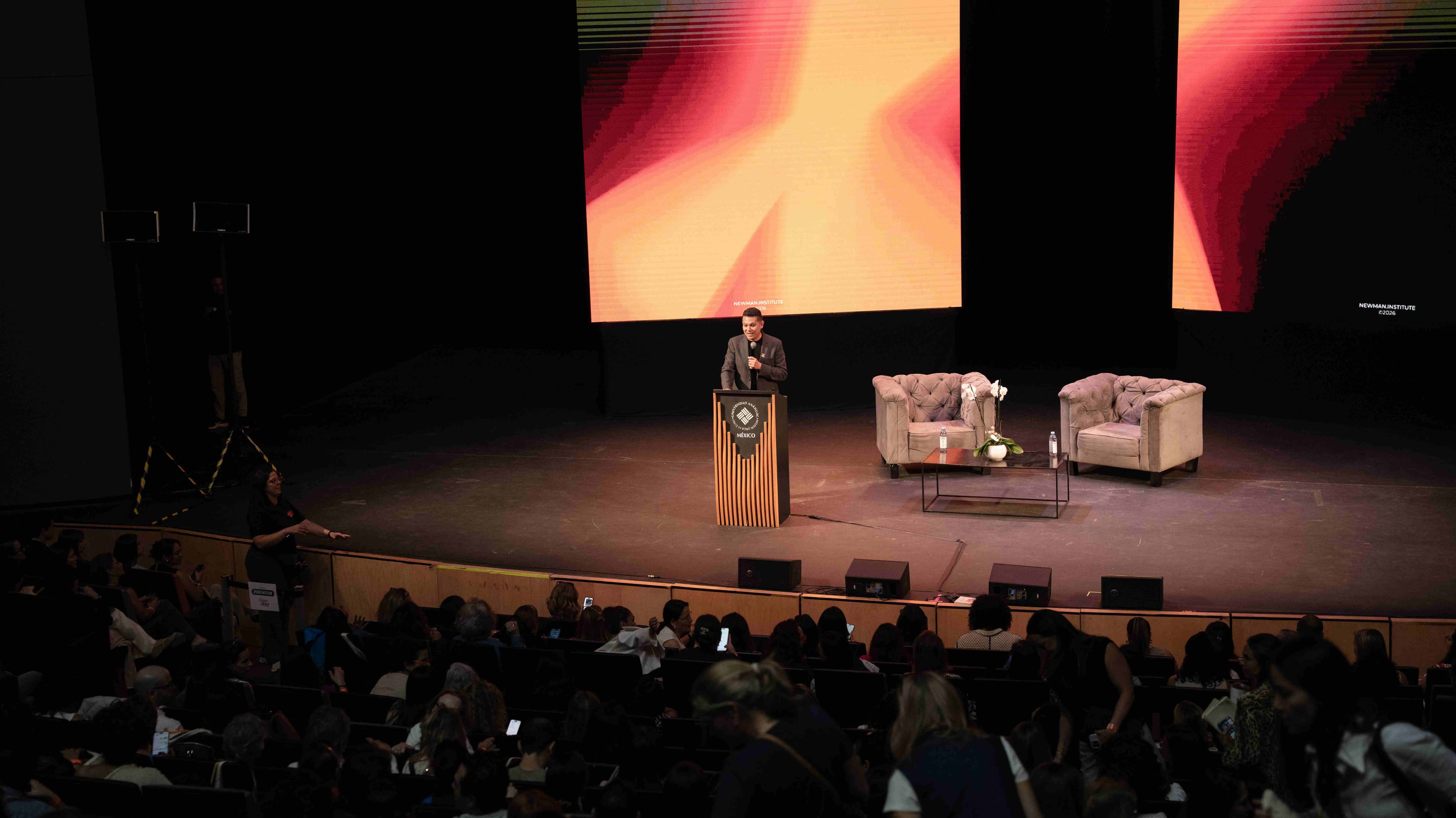 Oscar Rivas durante una conferencia ante el auditorio