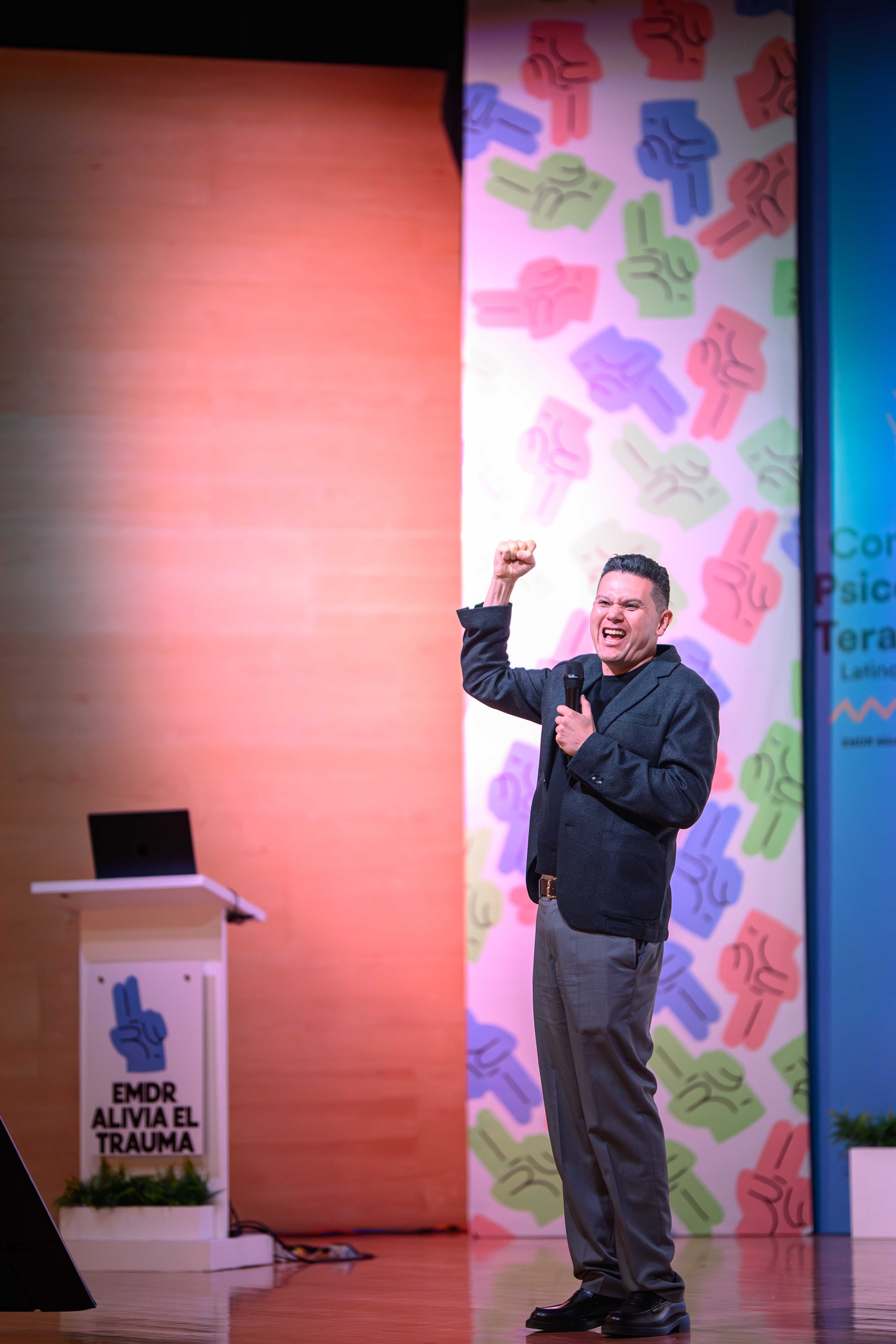 Oscar Rivas celebrando con la comunidad durante una conferencia